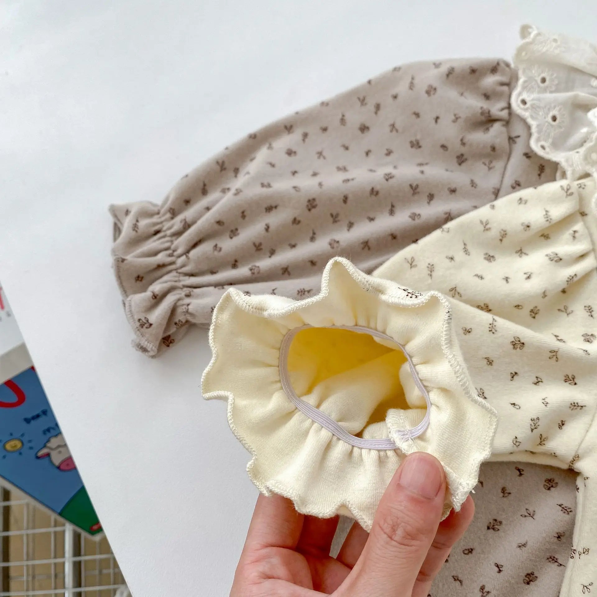 -ベビーロンパース レースフリルサークル襟小花柄プリント長袖ボディスーツ 2カラー【mh0006785】 - mamahalo shop - 長袖ロンパース -  べビー服 - 子供服 - 男の子 - 女の子