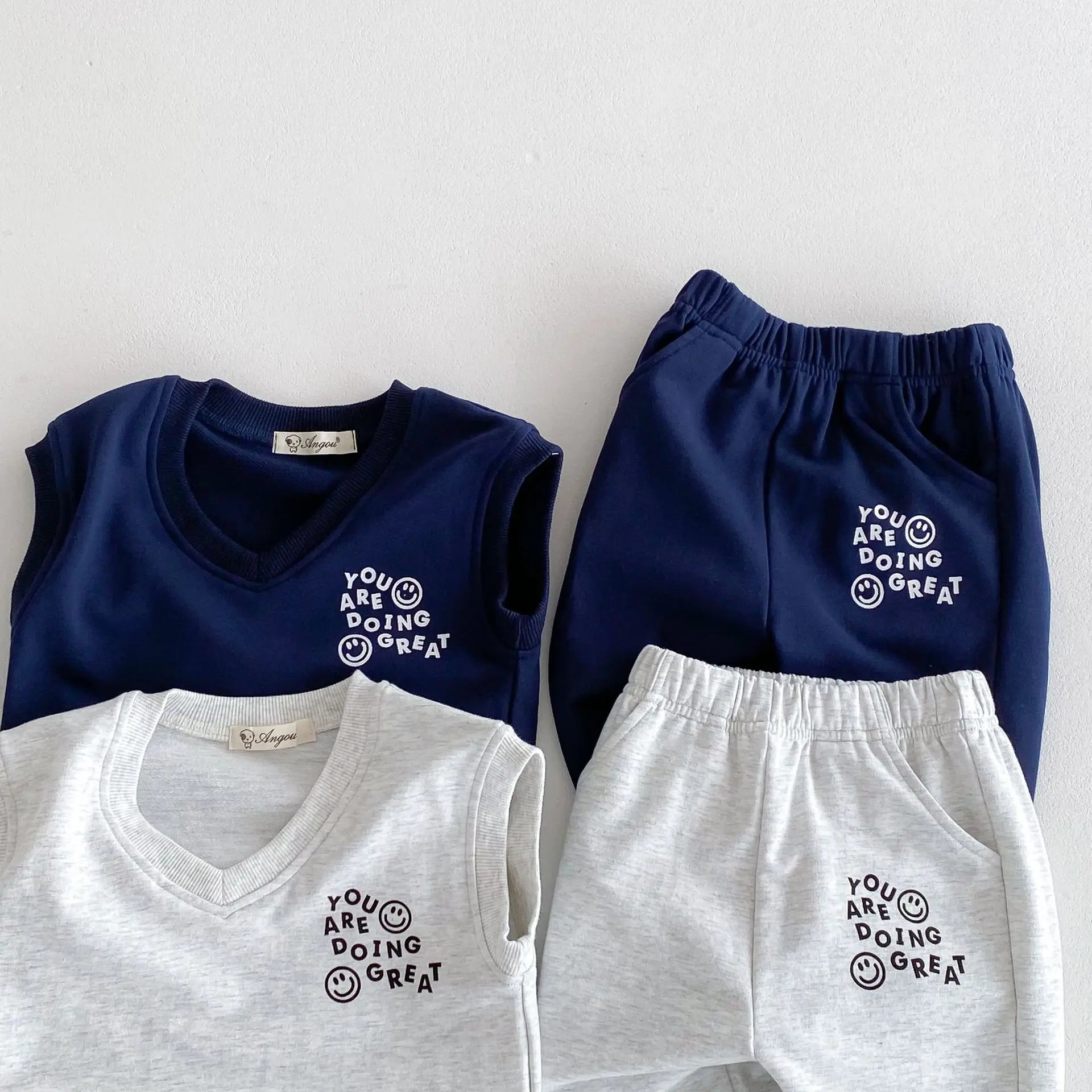 -キッズセットアップ 2点セット Vネックベストトップス+スウェットパンツ スマイルレターロゴプリント 2カラー - mamahalo shop - ノースリーブセットアップ -  べビー服 - 子供服 - 男の子 - 女の子