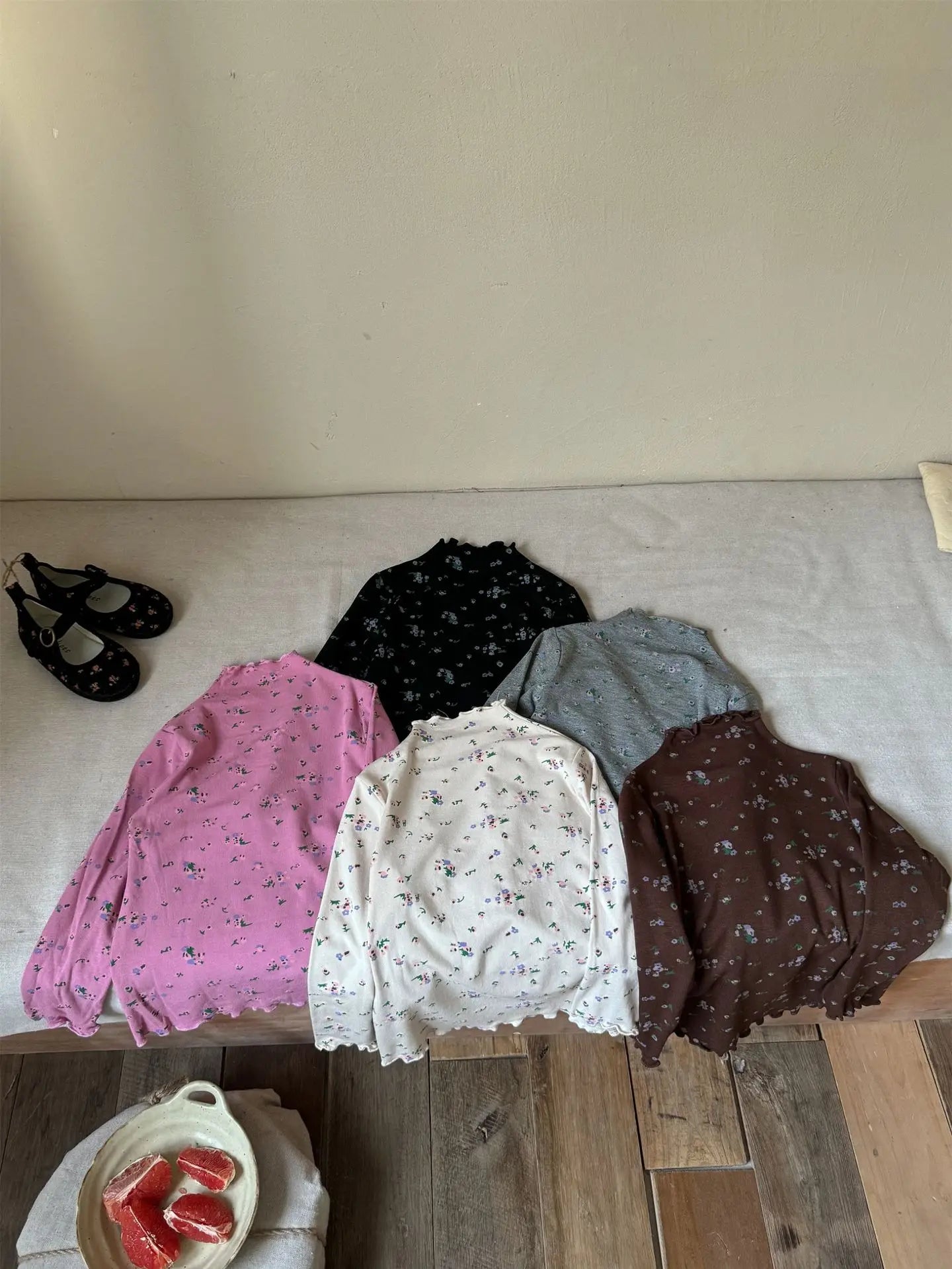 -キッズトップス フリルボトルネックフラワープリント長袖Tシャツ 5カラー【mh0007159】 - mamahalo shop - 長袖Tシャツ -  べビー服 - 子供服 - 男の子 - 女の子