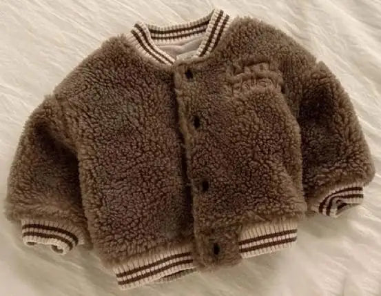 -ベビーアウター ボアフリースジャケット レターロゴ刺繍 スタジャンコート コーヒー アプリコット 2カラー - mamahalo shop - ショートコート・ジャケット・ジャンパー -  べビー服 - 子供服 - 男の子 - 女の子