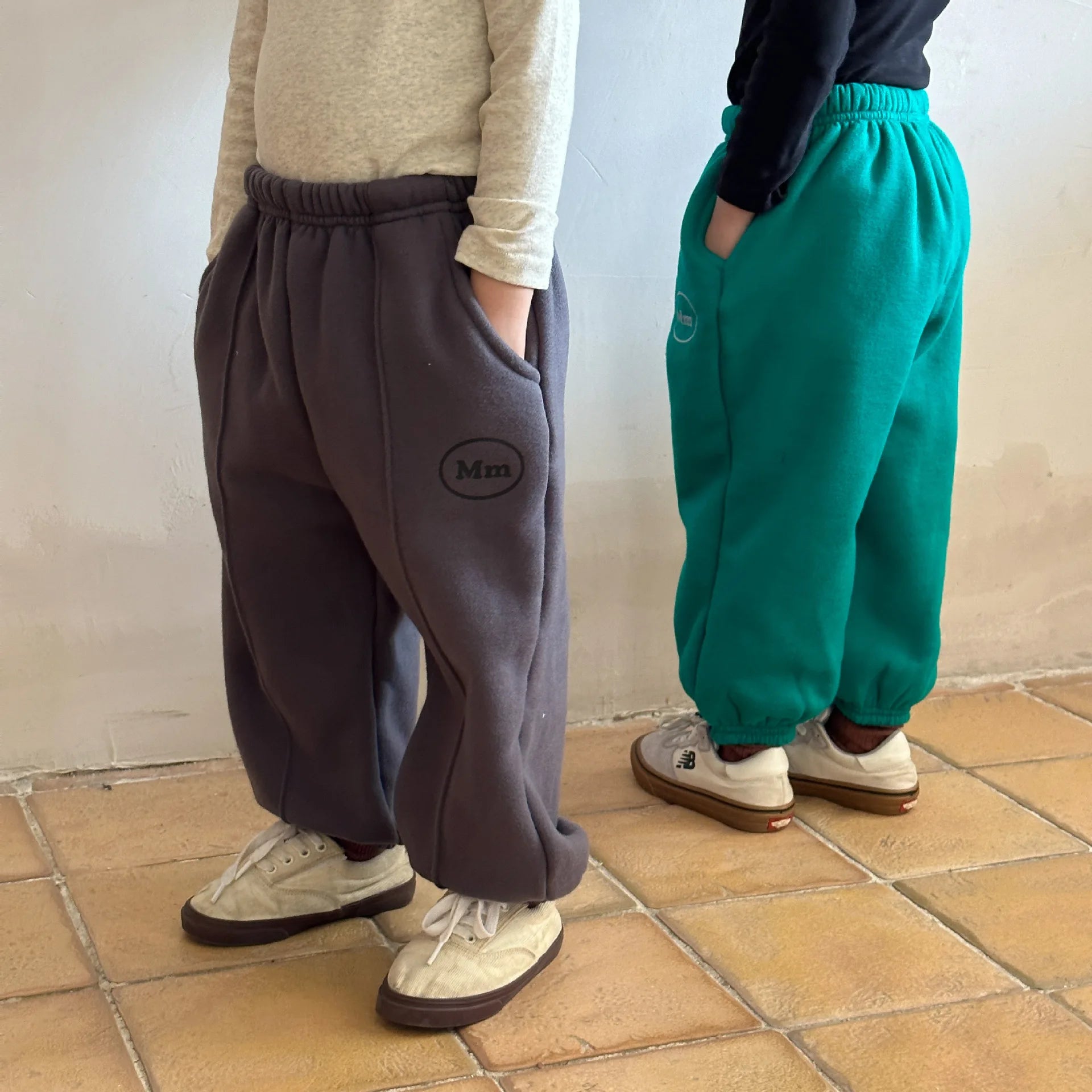 -キッズパンツ 裏ボアフリース スウェットパンツ ワンポイントロゴ センタータック スポーツパンツ グリーン ダークグレー 2カラー - mamahalo shop - ロングパンツ・スウェットパンツ -  べビー服 - 子供服 - 男の子 - 女の子