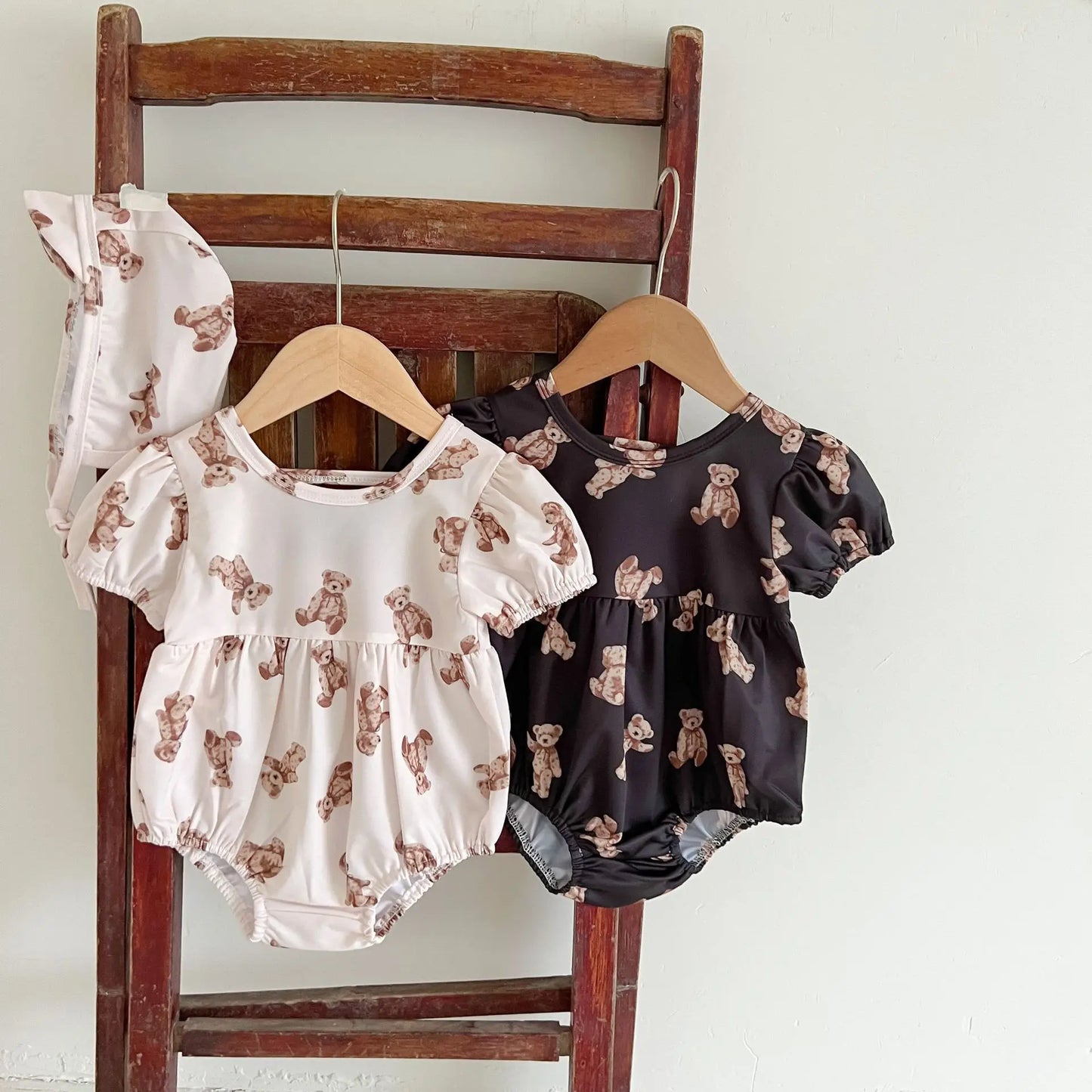-ベビー水着 帽子セット 半袖ワンピース ベアくまプリント スイムウェア2カラー【mh0004723】 - mamahalo shop - ベビー用水着 -  べビー服 - 子供服 - 男の子 - 女の子
