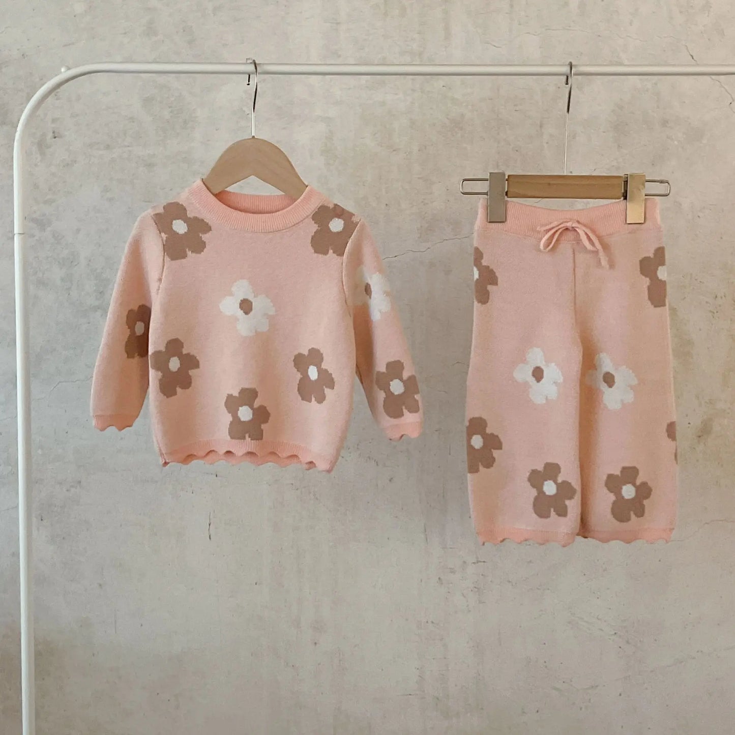 -ベビーセットアップ 2点セット レトロフラワーニット長袖カットソー+ロングニットパンツ ピンク【mh0007431】 - mamahalo shop - 長袖セットアップ -  べビー服 - 子供服 - 男の子 - 女の子