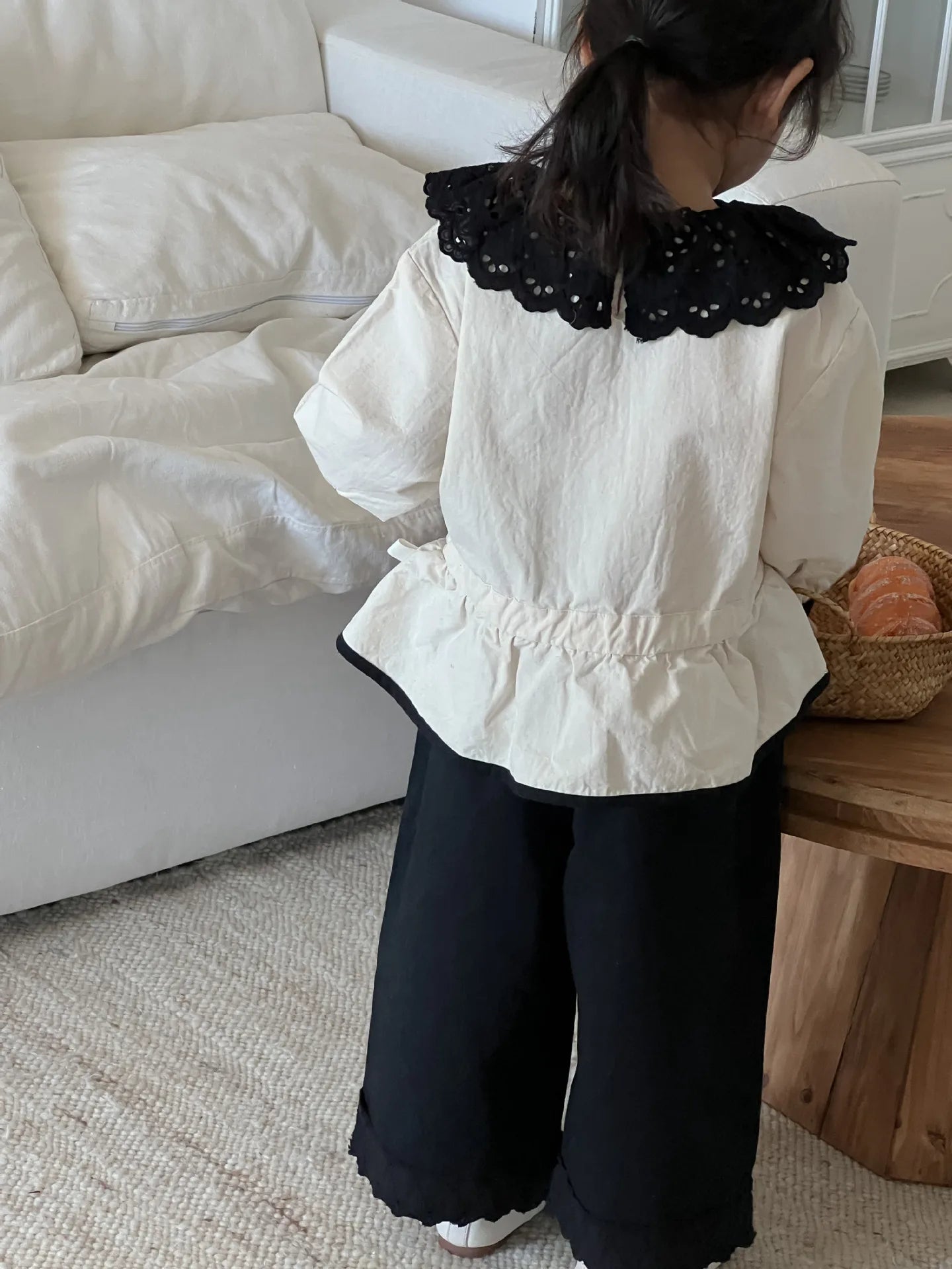 -キッズトップス ラッフル襟フラワー刺繍チュニックブラウス/ロングフリルパンツ - mamahalo shop - 長袖セットアップ -  べビー服 - 子供服 - 男の子 - 女の子