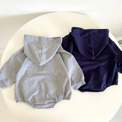 -ベビーロンパース 長袖フーディボディスーツ レターロゴ刺繍 ポケット ブルー グレー 2カラー - mamahalo shop - 長袖ロンパース -  べビー服 - 子供服 - 男の子 - 女の子