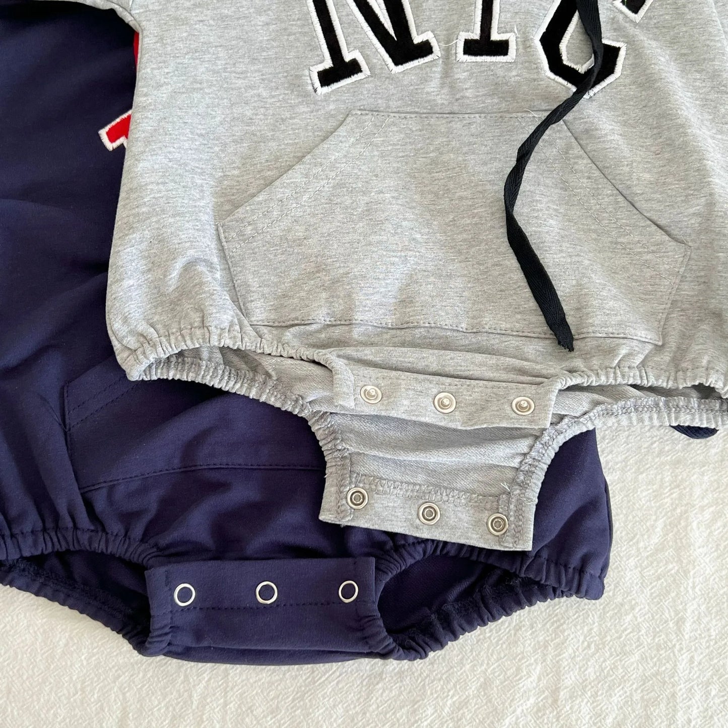 -ベビーロンパース 長袖フーディボディスーツ レターロゴ刺繍 ポケット ブルー グレー 2カラー - mamahalo shop - 長袖ロンパース -  べビー服 - 子供服 - 男の子 - 女の子