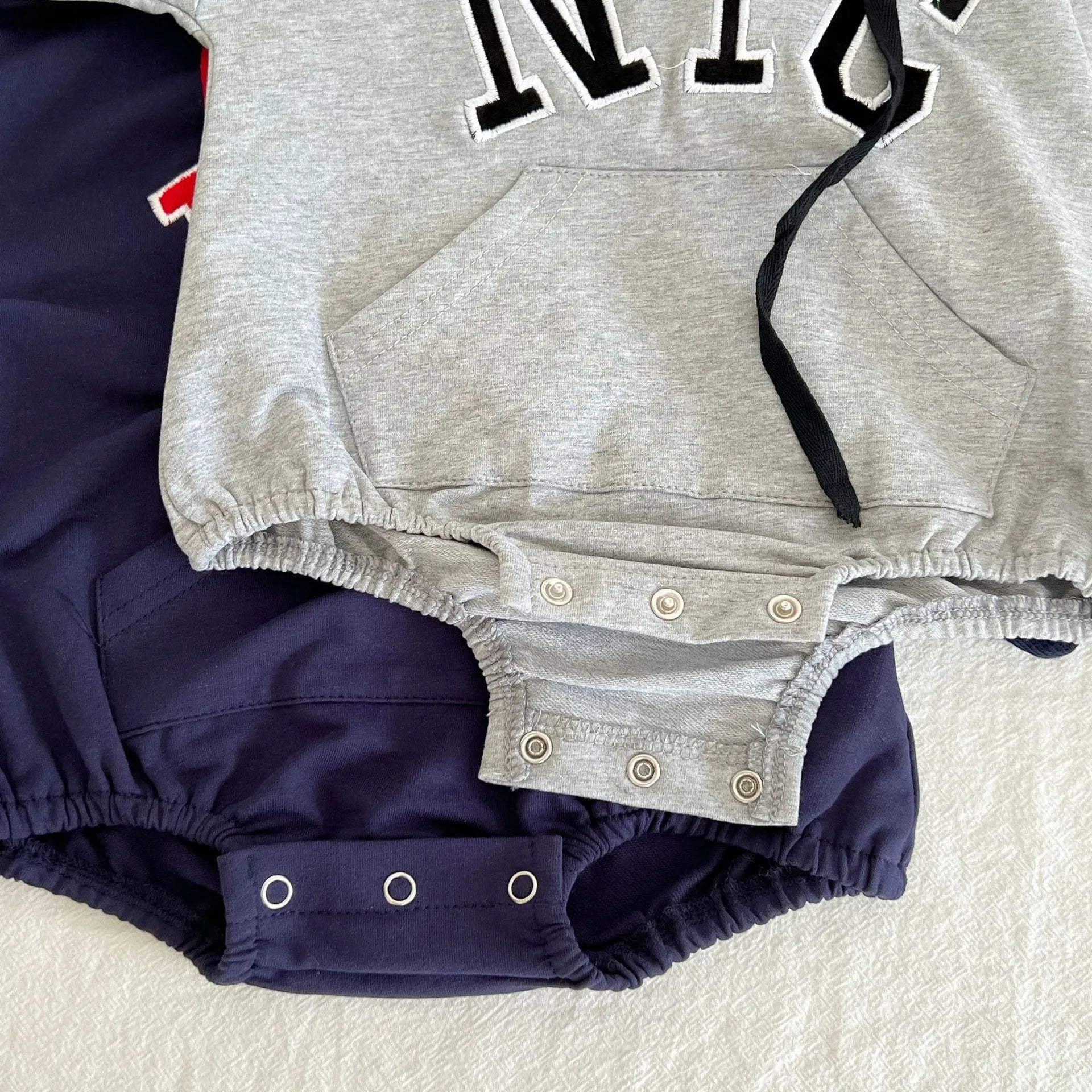 -ベビーロンパース 長袖フーディボディスーツ レターロゴ刺繍 ポケット ブルー グレー 2カラー - mamahalo shop - 長袖ロンパース -  べビー服 - 子供服 - 男の子 - 女の子