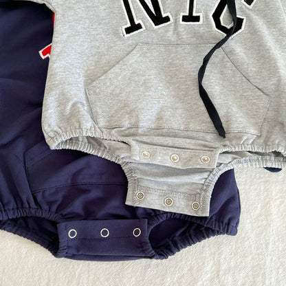 -ベビーロンパース 長袖フーディボディスーツ レターロゴ刺繍 ポケット ブルー グレー 2カラー - mamahalo shop - 長袖ロンパース -  べビー服 - 子供服 - 男の子 - 女の子