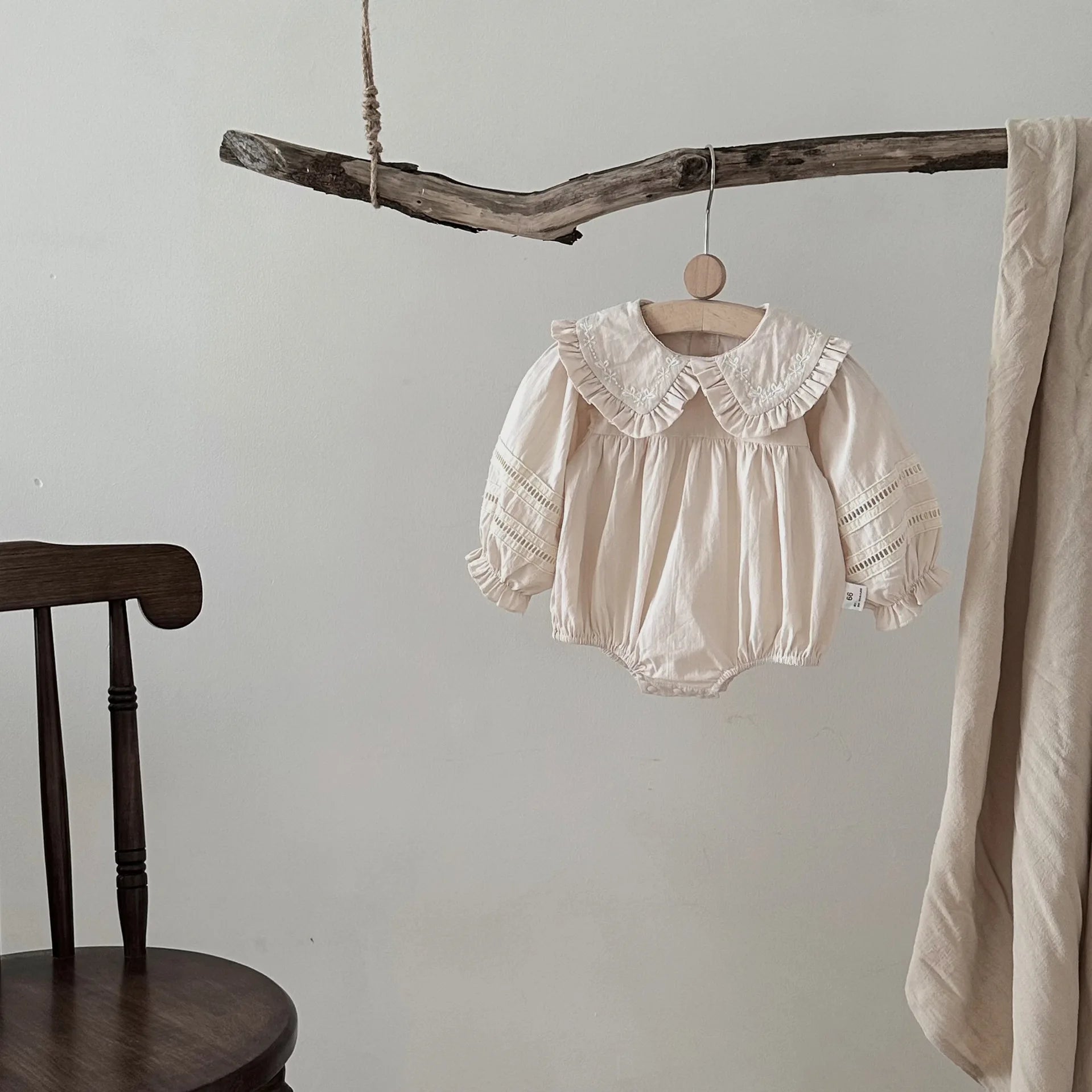 -ベビーロンパース 長袖ボディスーツ 刺繍フリル襟 ハシゴレース ベージュ - mamahalo shop - 長袖ロンパース -  べビー服 - 子供服 - 男の子 - 女の子