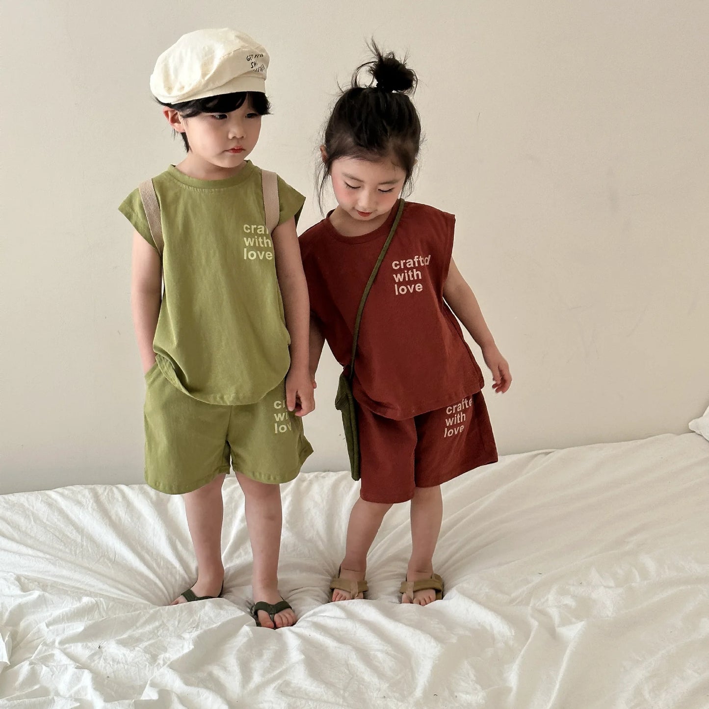 -キッズセットアップ 2点セット ノースリーブタンクトップ+ショートパンツ レターロゴプリント 2カラー【mh0004907】 - mamahalo shop - ノースリーブセットアップ -  べビー服 - 子供服 - 男の子 - 女の子