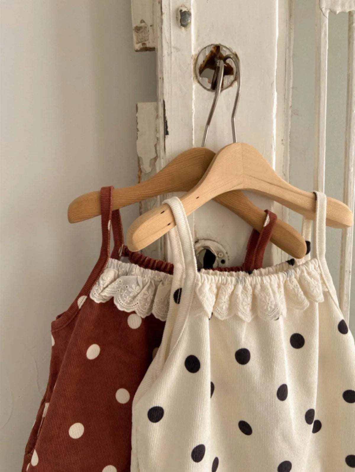 -ベビーサロペット キャミソールジャンプスーツ レースフリル ドット水玉プリント 2カラー - mamahalo shop - サロペットパンツ・サスペンダーパンツ -  べビー服 - 子供服 - 男の子 - 女の子