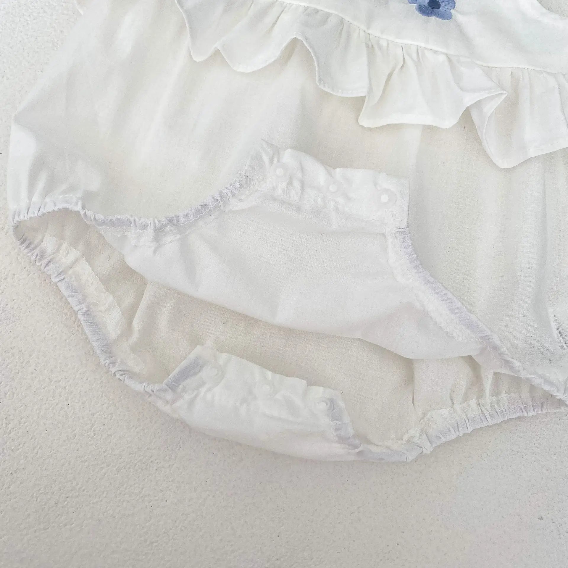 -ベビーロンパース キャミソールフリルボディスーツ バースデー フラワー花柄刺繍【mh0004946】 - mamahalo shop - ノースリーブロンパース -  べビー服 - 子供服 - 男の子 - 女の子