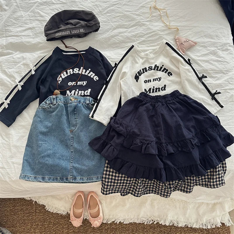 -キッズトップス サイドダブルリボンラインレターロゴプリント長袖Tシャツ 2カラー - mamahalo shop - 長袖Tシャツ -  べビー服 - 子供服 - 男の子 - 女の子