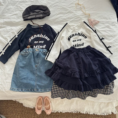 -キッズトップス サイドダブルリボンラインレターロゴプリント長袖Tシャツ 2カラー - mamahalo shop - 長袖Tシャツ -  べビー服 - 子供服 - 男の子 - 女の子