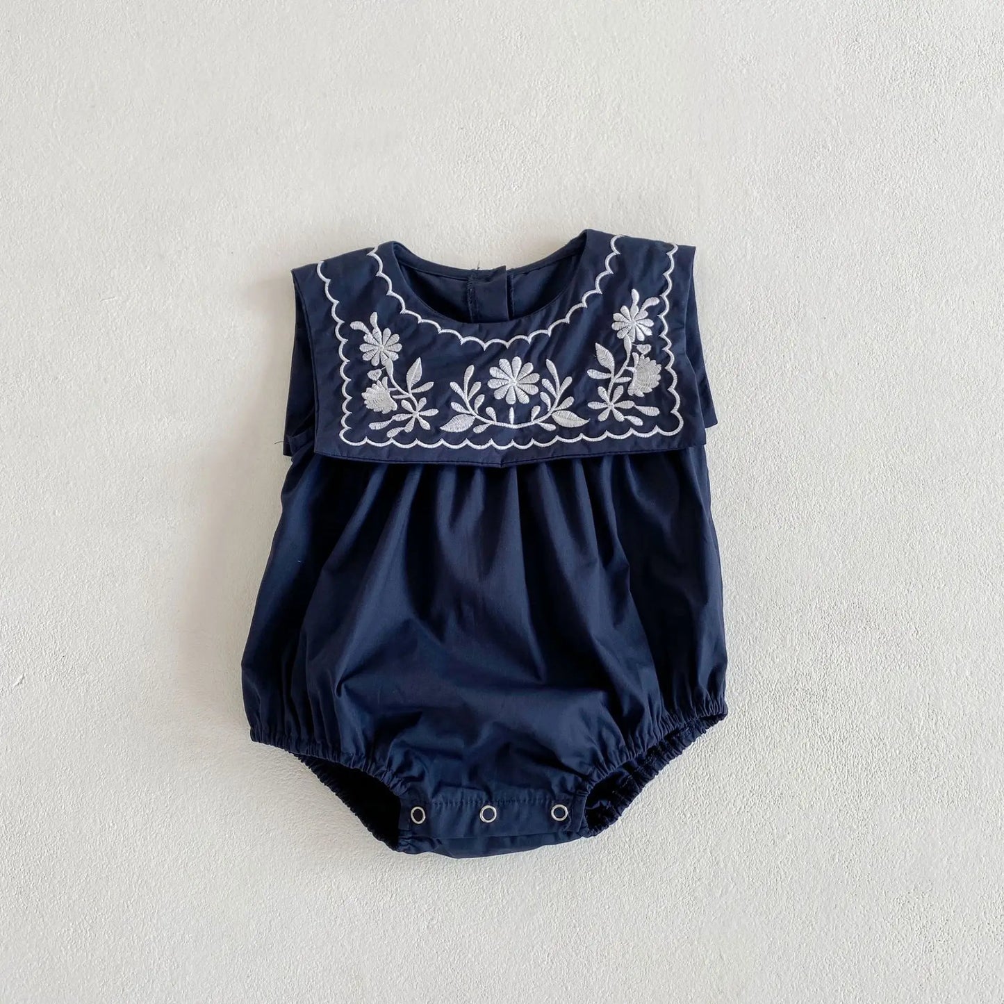 -☺︎ ベビーロンパース ノースリーブボディスーツ フラワー刺繍襟 2カラー - mamahalo shop - ノースリーブロンパース -  べビー服 - 子供服 - 男の子 - 女の子