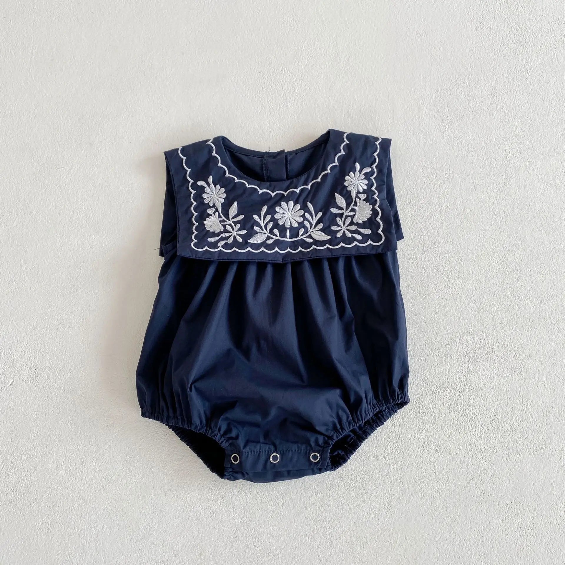 -☺︎ ベビーロンパース ノースリーブボディスーツ フラワー刺繍襟 2カラー - mamahalo shop - ノースリーブロンパース -  べビー服 - 子供服 - 男の子 - 女の子