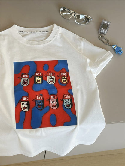 白の半袖Tシャツ、胸元にスクエアのキャラクタープリント