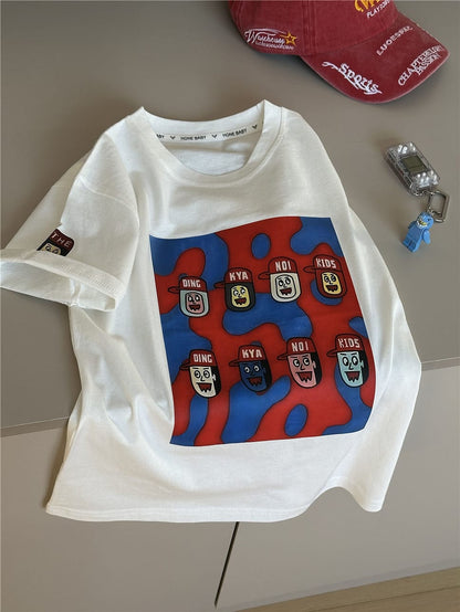 白の半袖Tシャツ、正面にカラフルなキャラクター風プリント