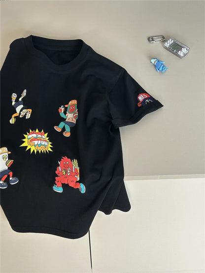黒のキャラクター柄半袖Tシャツ、左下にキャラプリント