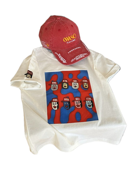 白のキャラクター柄半袖Tシャツ、青赤の矩形キャラプリント