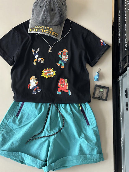 黒のキャラクター柄半袖Tシャツ、複数キャラとロゴプリント