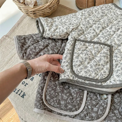 ショートコート・ジャケット・ジャンパー キッズ キルティングジャケット ショートジャケット コート アウター バックレターロゴ フラワー 花柄プリント バイピング グレー ベージュ 2カラー ガールズ 女の子 子供服【mh0002998】