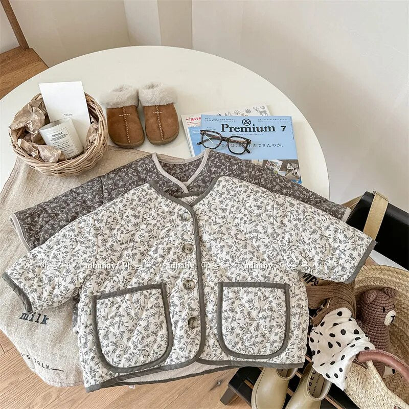 ショートコート・ジャケット・ジャンパー キッズ キルティングジャケット ショートジャケット コート アウター バックレターロゴ フラワー 花柄プリント バイピング グレー ベージュ 2カラー ガールズ 女の子 子供服【mh0002998】