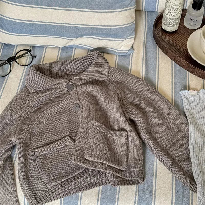 カーディガン・パーカー キッズカーディガン バックレターロゴ刺繍襟付きニットジャケット 2カラー【mh0006838】