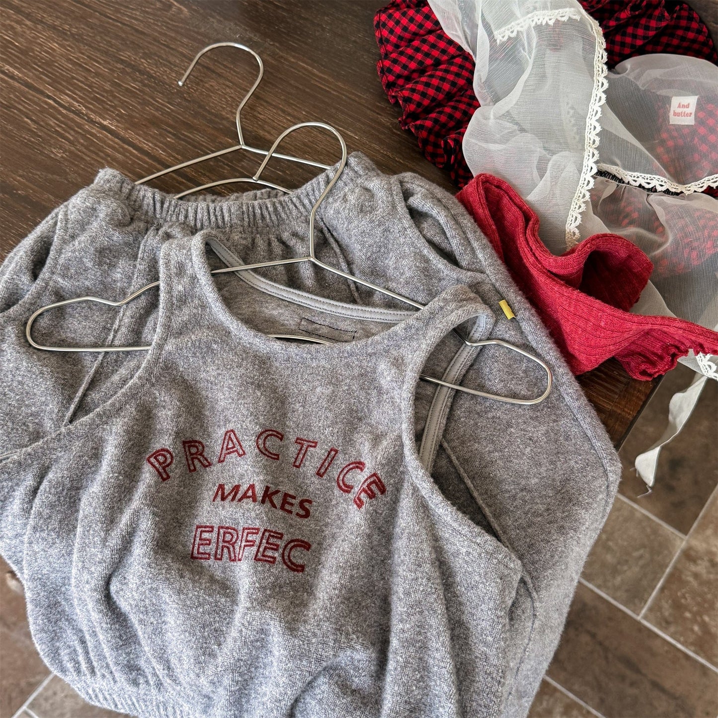 ノースリーブセットアップ ロゴ入りクロップドベスト+スウェットパンツセットアップ 2点セット【mh0010916】