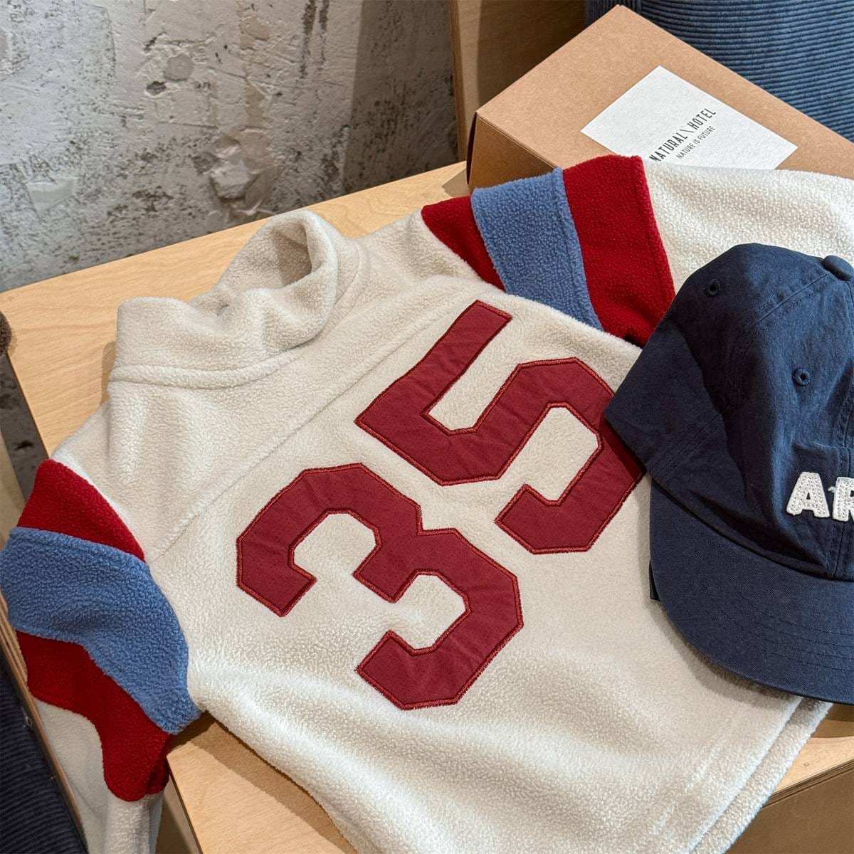 トレーナー・フーディ Beige / 80cm 長袖フリース プルオーバー ナンバーワッペン ハイネック スリーブデザイン【mh0011409】