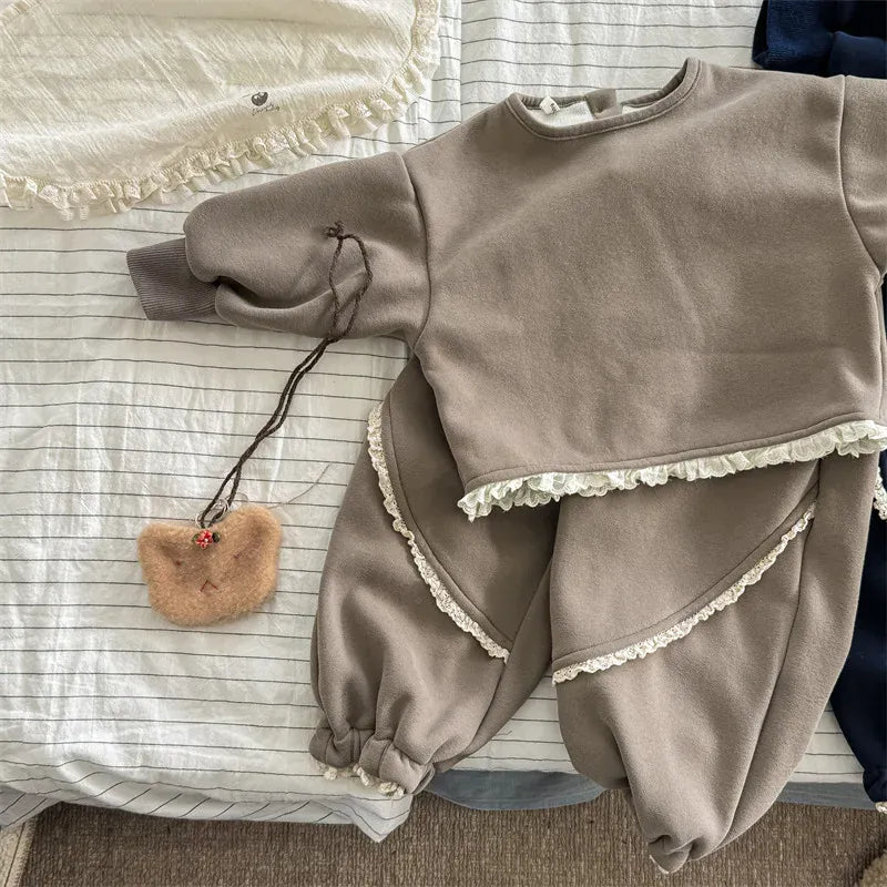 長袖セットアップ Beige Gray / 5T  120CM キッズセットアップ 2点セット フリルアクセント裏フリース長袖スウェットシャツ+ロングスウェットパンツ【mh0007765】