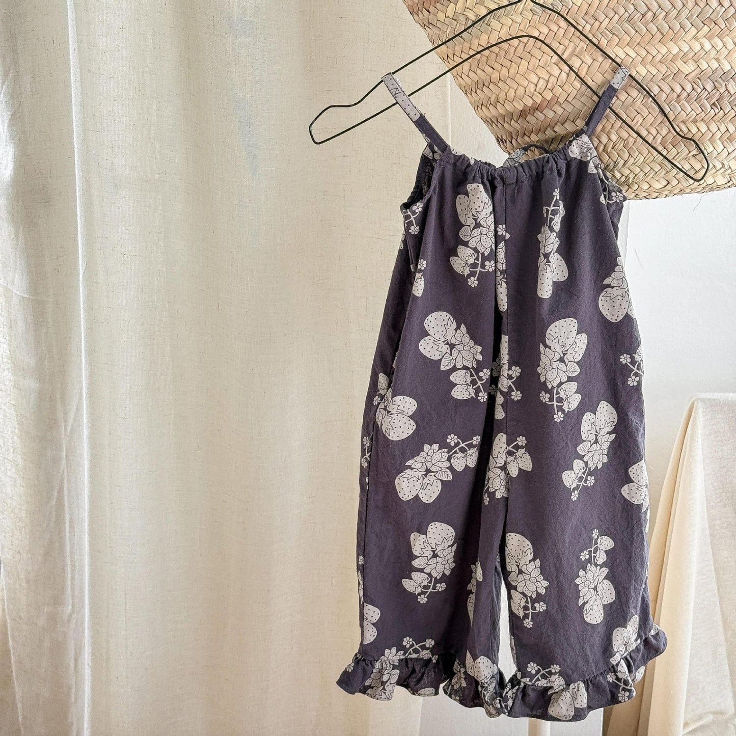 ノースリーブジャンプスーツ Dark Gray / 80cm ストロベリープリントキャミソールジャンプスーツ【mh0010133】