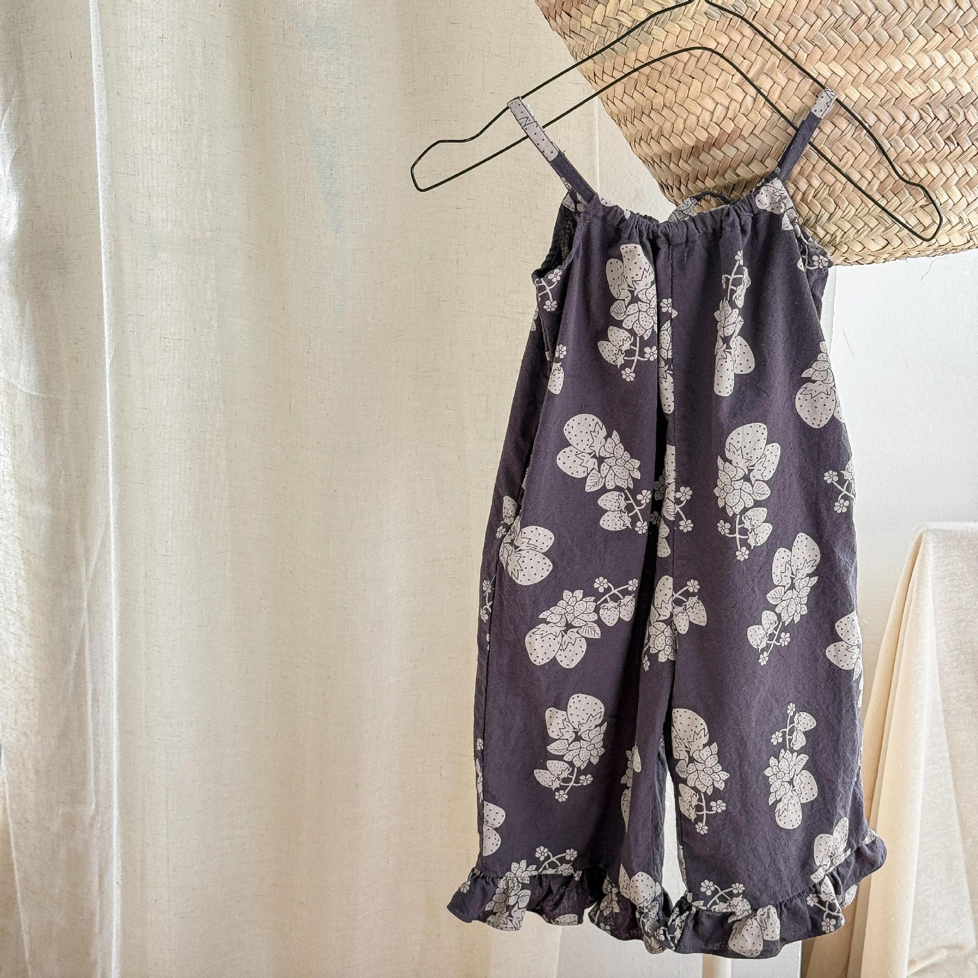 ノースリーブジャンプスーツ Dark Gray / 80cm ストロベリープリントキャミソールジャンプスーツ【mh0010133】