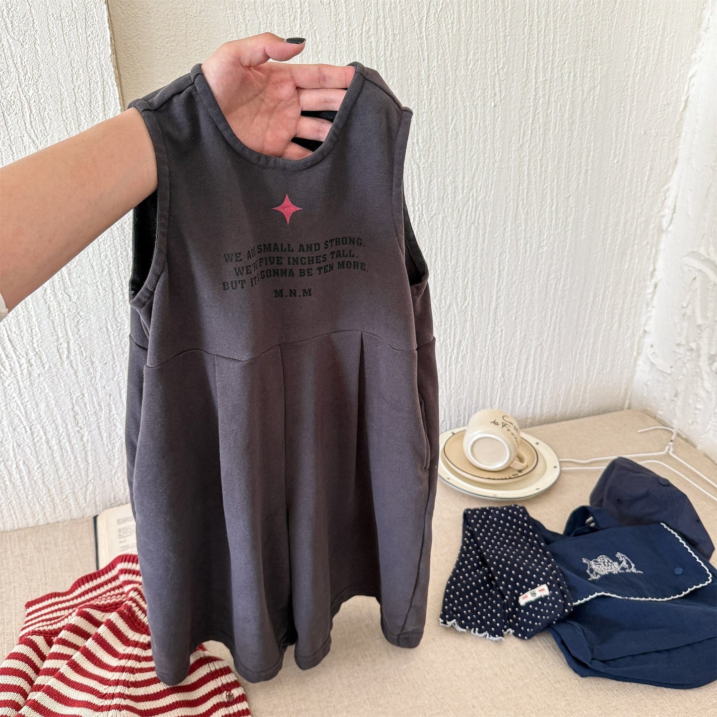 ノースリーブジャンプスーツ Dark Gray / 80cm レターロゴプリントノースリーブワイドタックパンツジャンプスーツ【mh0010639】