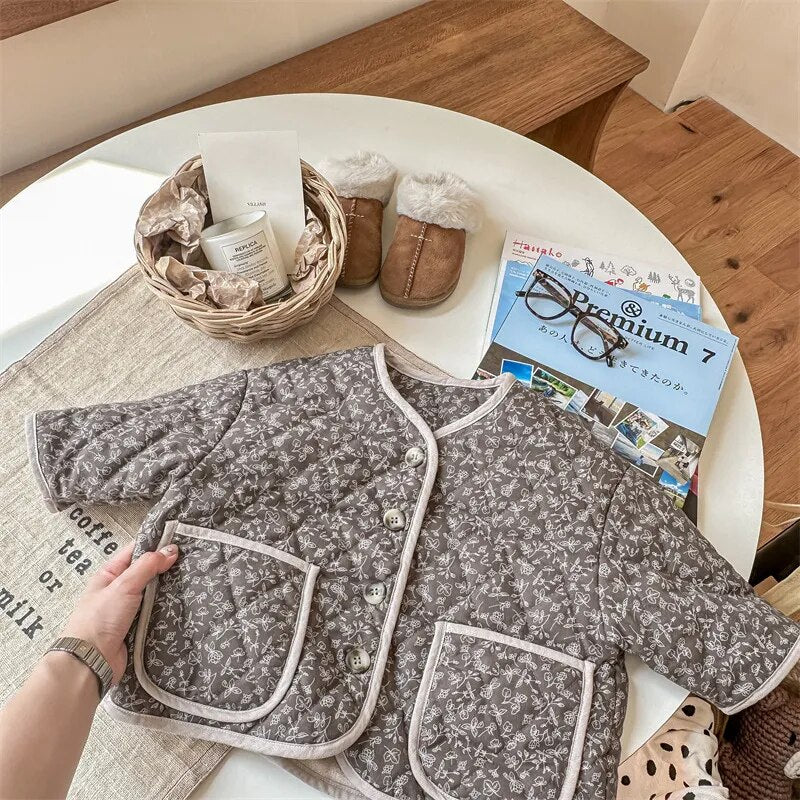 ショートコート・ジャケット・ジャンパー Gray / 80cm キッズ キルティングジャケット ショートジャケット コート アウター バックレターロゴ フラワー 花柄プリント バイピング グレー ベージュ 2カラー ガールズ 女の子 子供服【mh0002998】