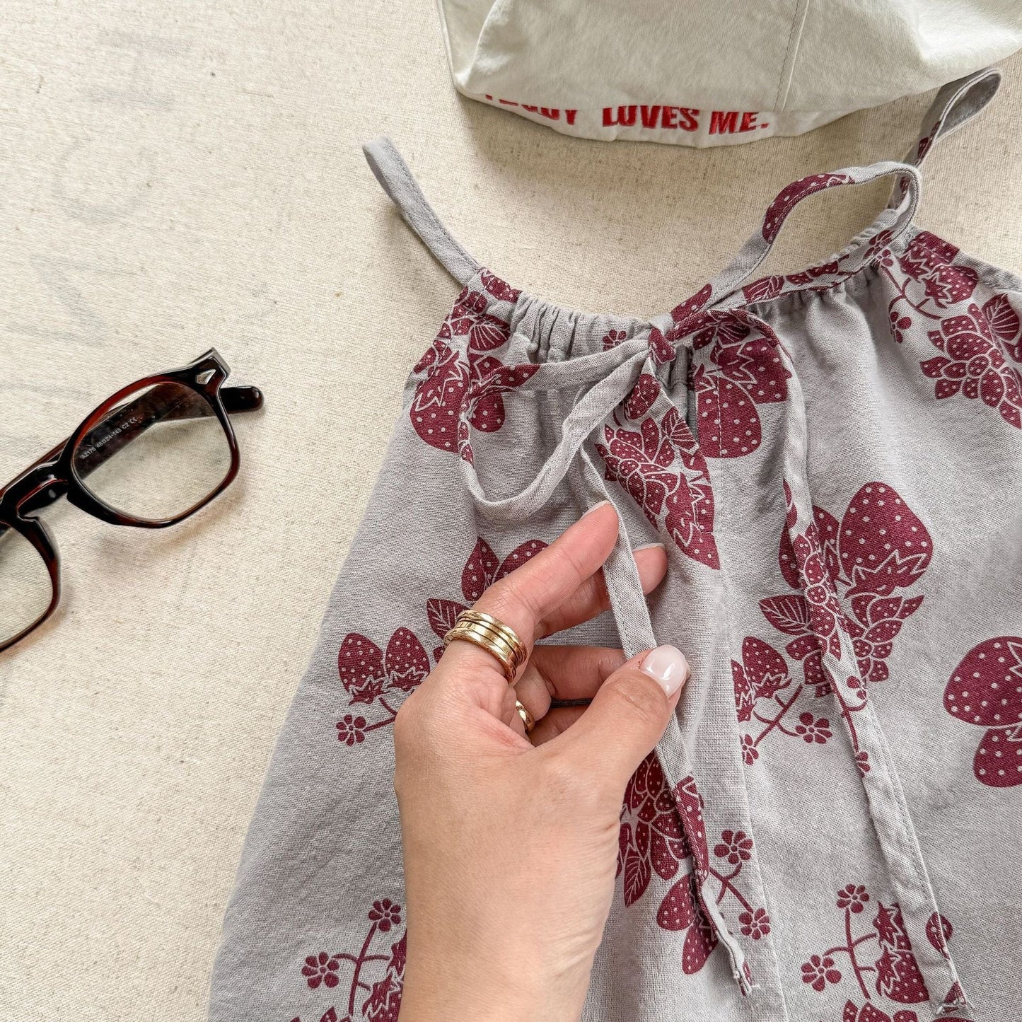 ノースリーブジャンプスーツ Gray Apricot / 80cm ストロベリープリントキャミソールジャンプスーツ【mh0010133】