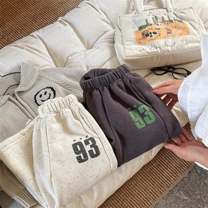 ロングパンツ・スウェットパンツ キッズパンツ ナンバーロゴプリント裏ボアフリースロングスウェットパンツ【mh0008295】