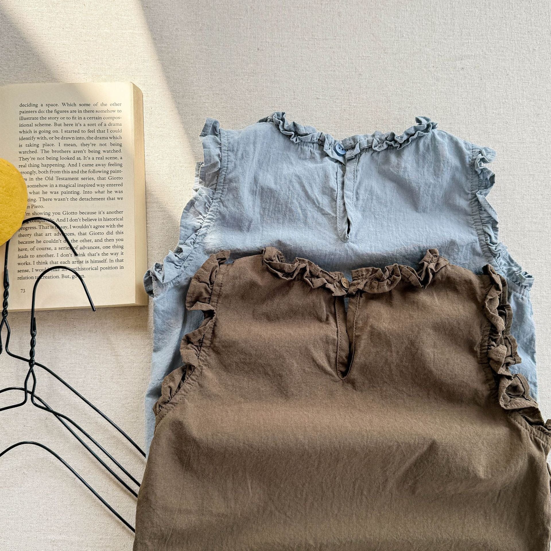 タンクトップ・キャミソール・ノースリーブトップス ラッフルフリルノースリーブブラウス【mh0009555】