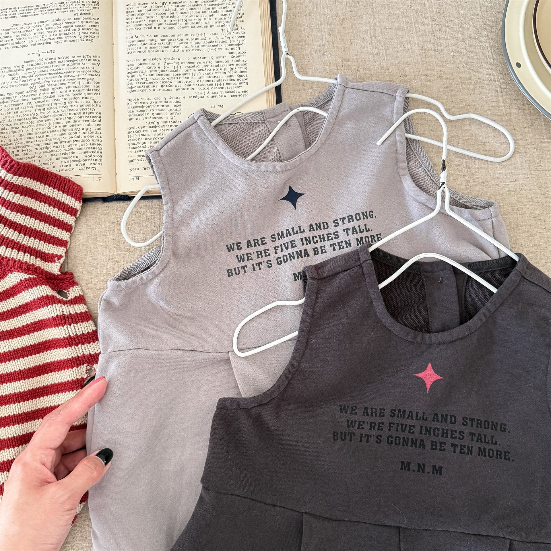 ノースリーブジャンプスーツ レターロゴプリントノースリーブワイドタックパンツジャンプスーツ【mh0010639】