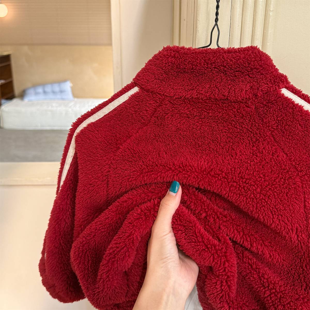 ショートコート・ジャケット・ジャンパー ボアジャケット アウター ジップアップ 腕ライン 刺繍入り もこもこ素材【mh0011398】