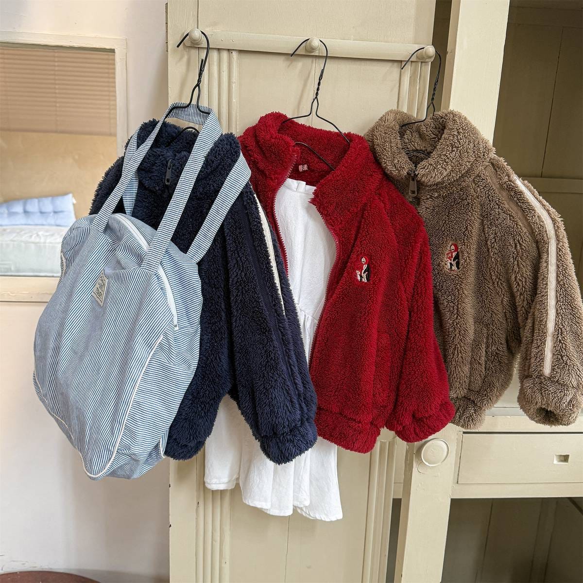 ショートコート・ジャケット・ジャンパー ボアジャケット アウター ジップアップ 腕ライン 刺繍入り もこもこ素材【mh0011398】