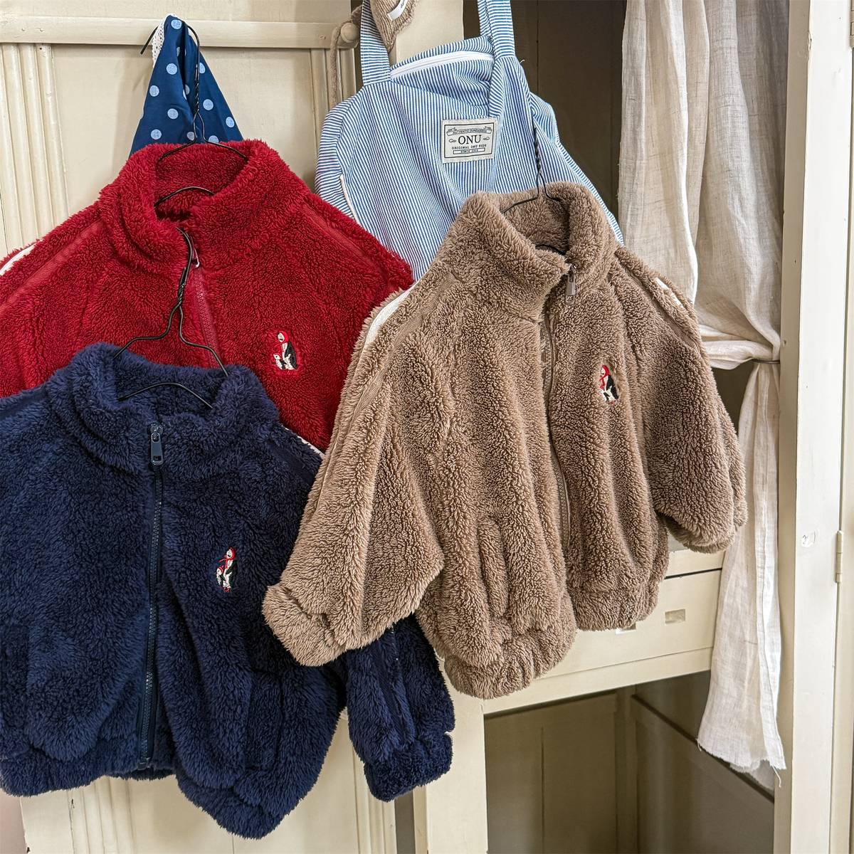 ショートコート・ジャケット・ジャンパー ボアジャケット アウター ジップアップ 腕ライン 刺繍入り もこもこ素材【mh0011398】