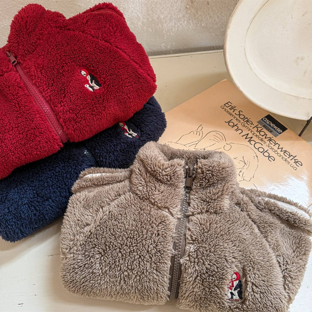 ショートコート・ジャケット・ジャンパー ボアジャケット アウター ジップアップ 腕ライン 刺繍入り もこもこ素材【mh0011398】