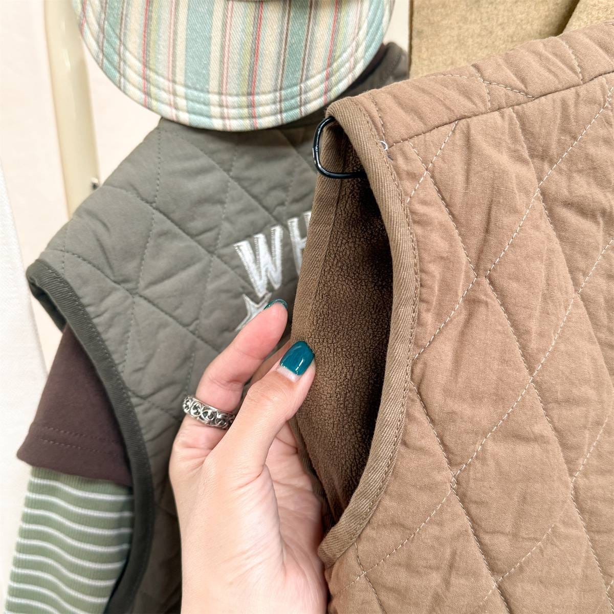 ベスト キルティングベスト ノースリーブ 刺繍ロゴ 中綿入り アウター【mh0011411】