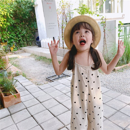 ドット柄ワイドレッグサロペット ベージュ×黒水玉 手を上げた時のゆったりシルエット