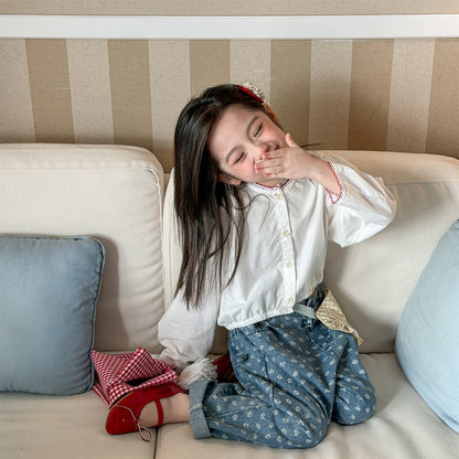 ゆったりデニムパンツ（小花柄）、淡いデニムブルー、ゆったりシルエットの裾