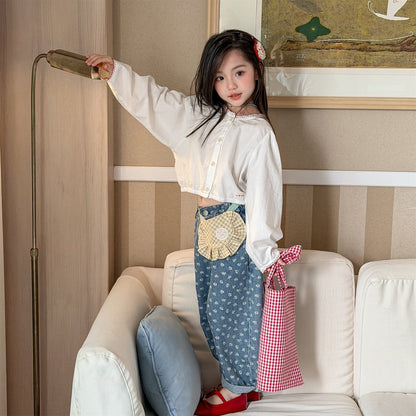 ゆったりデニムパンツ、淡いデニムブルーの小花柄、丸みのある前開きボタンデザイン