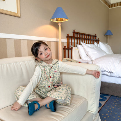 ベージュ花柄サロペット、ボタン付きビブとストレートなワイドレッグの子ども用