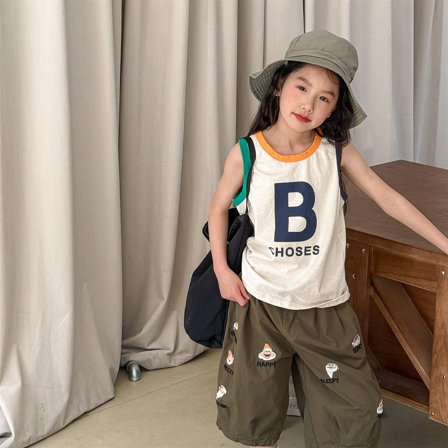 タンクトップ・キャミソール・ノースリーブトップス カラフルロゴノースリーブTシャツ【mh0010142】