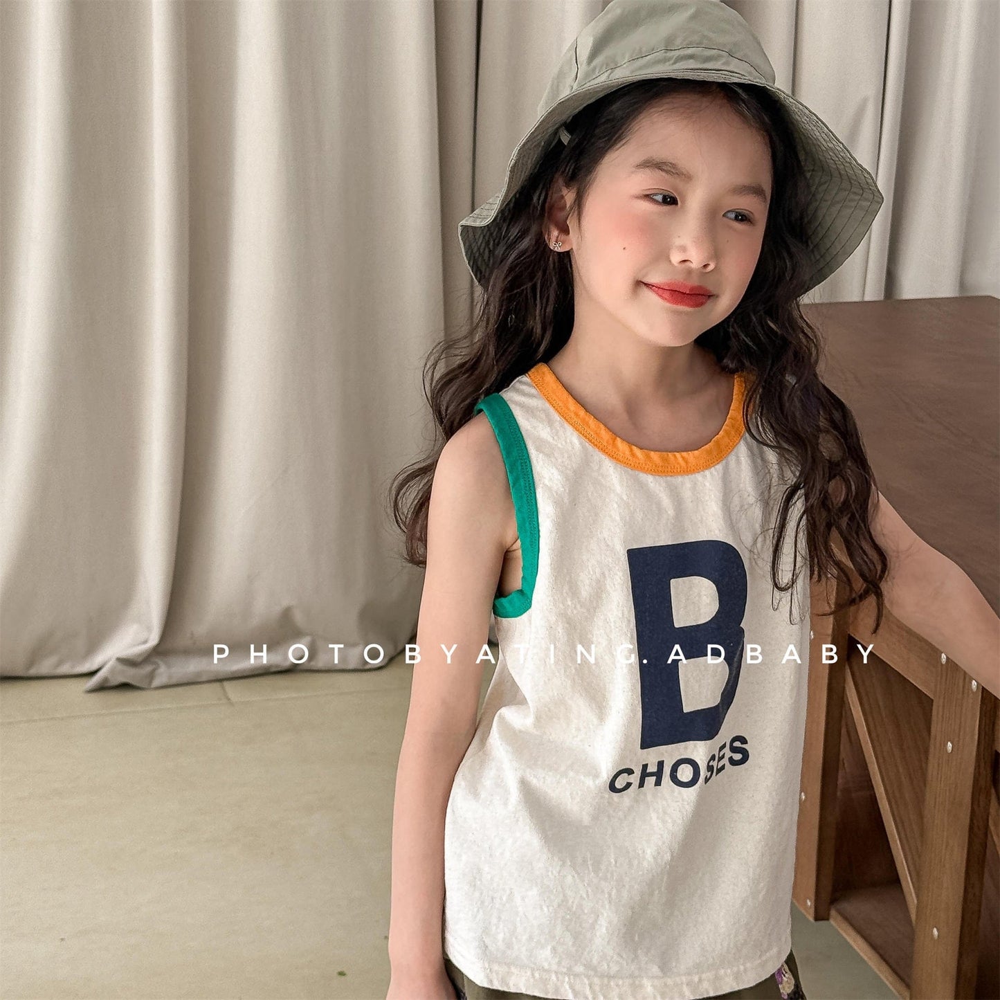 タンクトップ・キャミソール・ノースリーブトップス カラフルロゴノースリーブTシャツ【mh0010142】